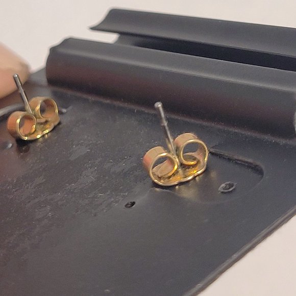 Vintage Minimalist Dainty Gold/Pearl Heart Detail Earring - Picture 5 of 6